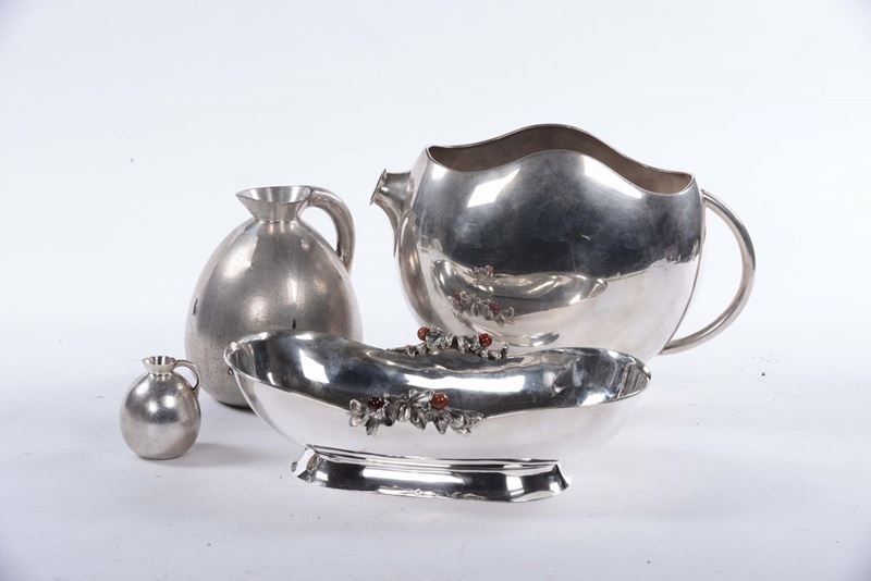 Lotto di tre brocche e un cestino ovale in argento  - Auction Furnishings and Works of Art from Important Private Collections - Cambi Casa d'Aste