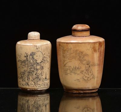 Due Snuff Bottle, una in Avorio una in Osso