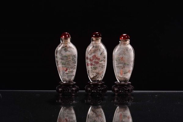 Serie di tre snuff bottle in vetro