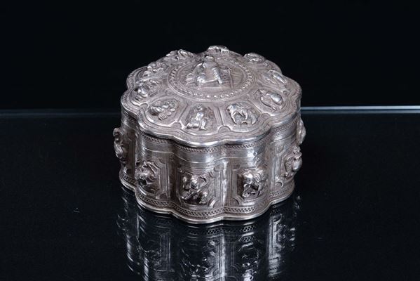 Scatola polilobata con coperchio in argento, Birmania metà XIX secolo