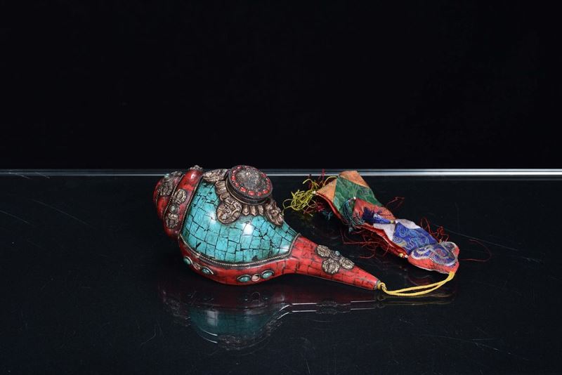 Conchiglia con mosaico di lacca rossa e turchese, Tibet inizio XX secolo  - Auction Chinese Works of Art - Cambi Casa d'Aste