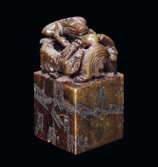 Grande sigillo in pietra saponaria con base quadrata e animale fantastico sulla sommità, Cina inizio XX secolo