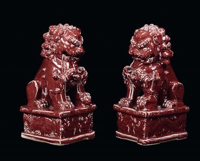 Coppia di Scultura in Porcellana Policroma Raffiguranti Cani di Pho, Dinastia Qing, Metà del XIX ...