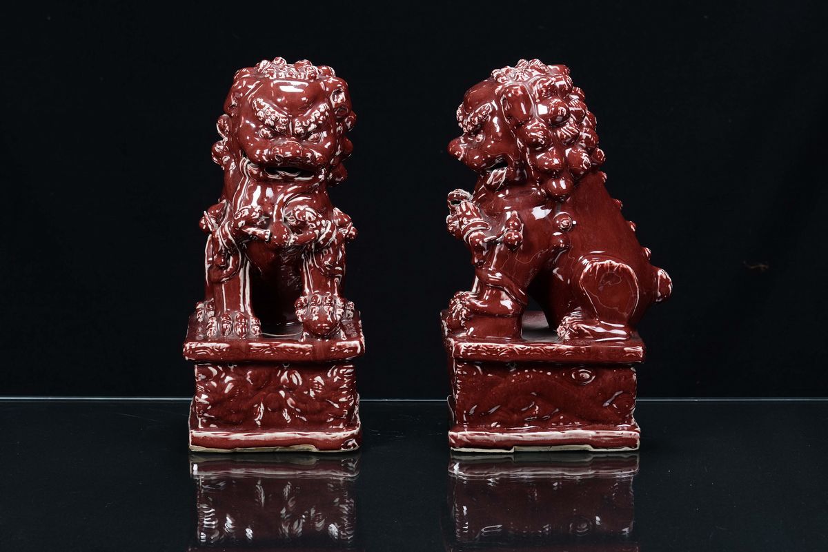 Coppia di Scultura in Porcellana Policroma Raffiguranti Cani di Pho, Dinastia Qing, Metà del XIX ...