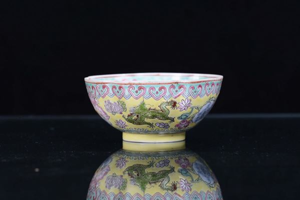 Tazzina in porcellana, marchio del regno Yung Cheng 1723/1735, Cina fine XIX secolo