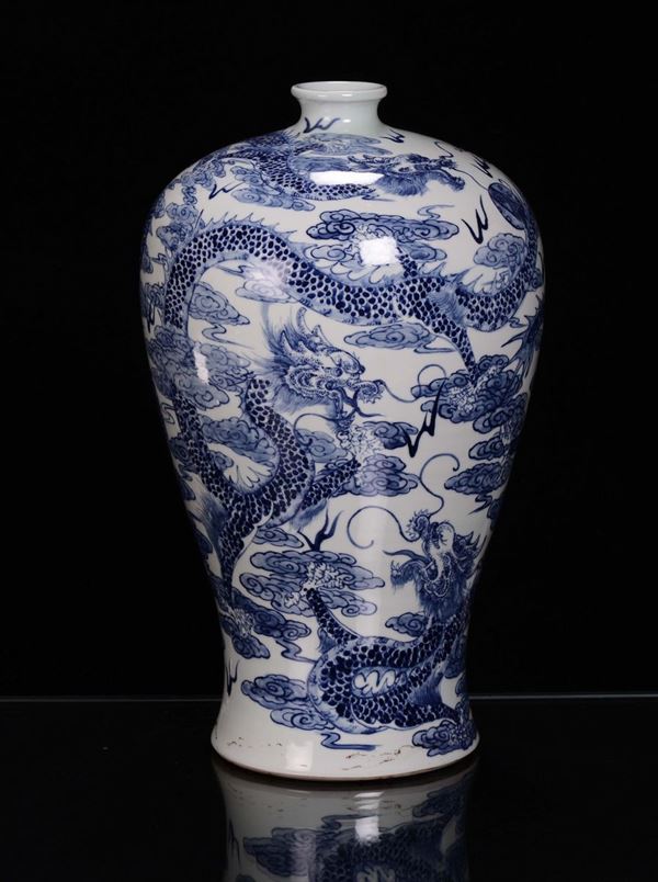 Vaso in porcellana Mei ping, Cina, marchio apocrifo Qienlong