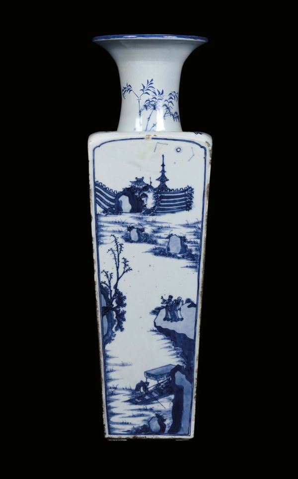 Vaso in porcellana bianca e blu a sezione quadrata decorato a paesaggi ed iscrizioni estese, Cina, Dinastia Qing, Periodo Kangxi (1662-1722)