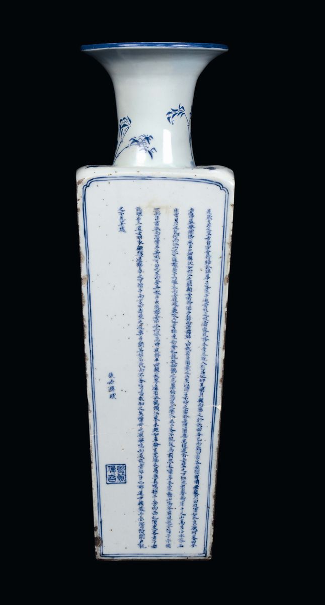 Vaso in Porcellana Bianca e Blu a Sezione Quadrata Decorato a Paesaggi ed Iscrizioni Estese, Cina...