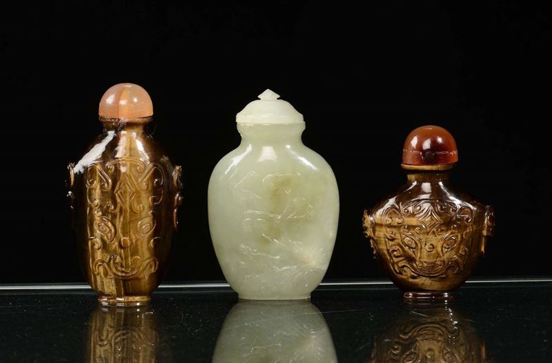 Lotto di tre snuff bottle di cui una in giada e due occhio di tigre  - Asta Chinese Works of Art - Cambi Casa d'Aste