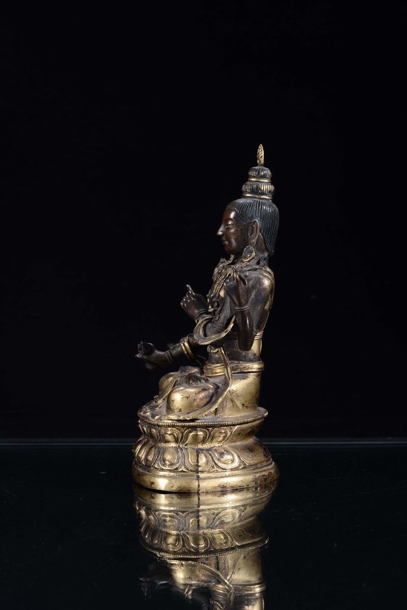 Scultura in Bronzo Dorato Raffigurante Sakyamuni, Cina, Dinastia Ming, XVII Secolo