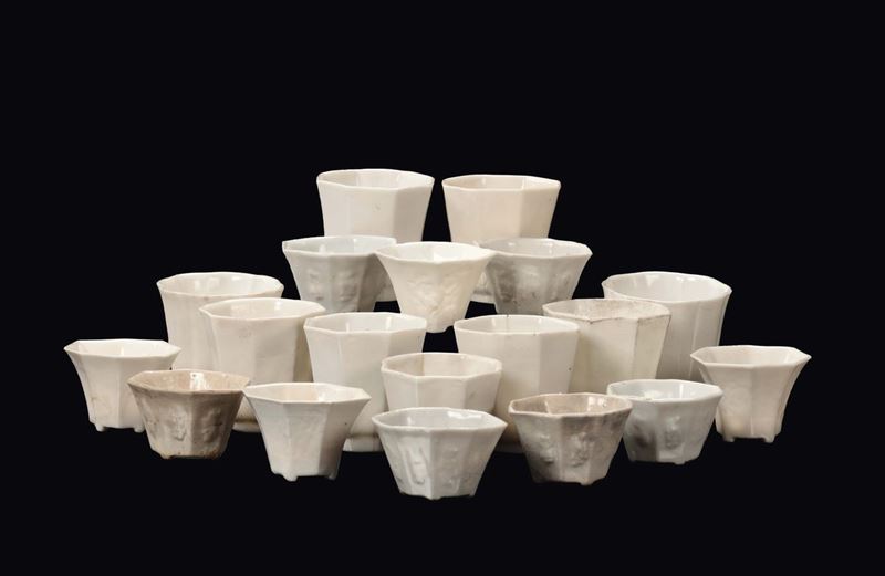 A lot of 19 Blanc de Chine porcelain libation cups, Dehua, China, late 17th century  - Auction Fine Chinese Works of Art - II - Cambi Casa d'Aste