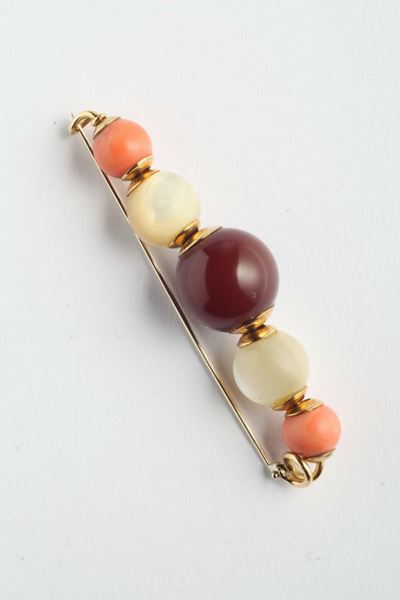 Spilla con Boules di Corallo di Tre Diversi Colori