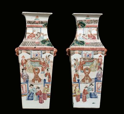 Coppia di Vasi in Porcellana Policroma a Sezione Quadrata Decorate con Raffigurazioni di Scene di...