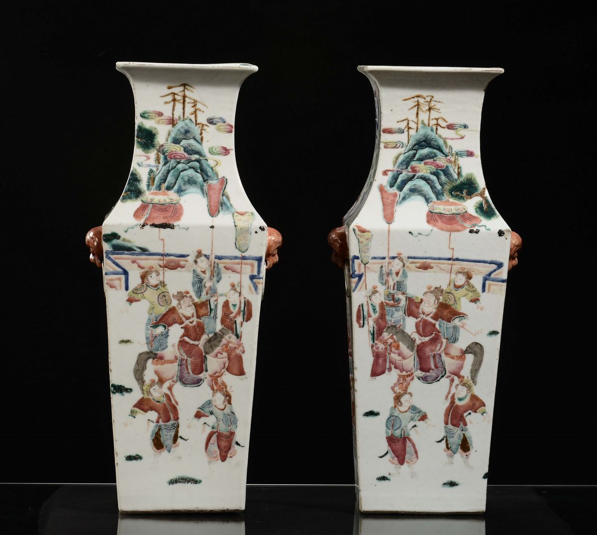 Coppia di Vasi in Porcellana Policroma a Sezione Quadrata Decorate con Raffigurazioni di Scene di...