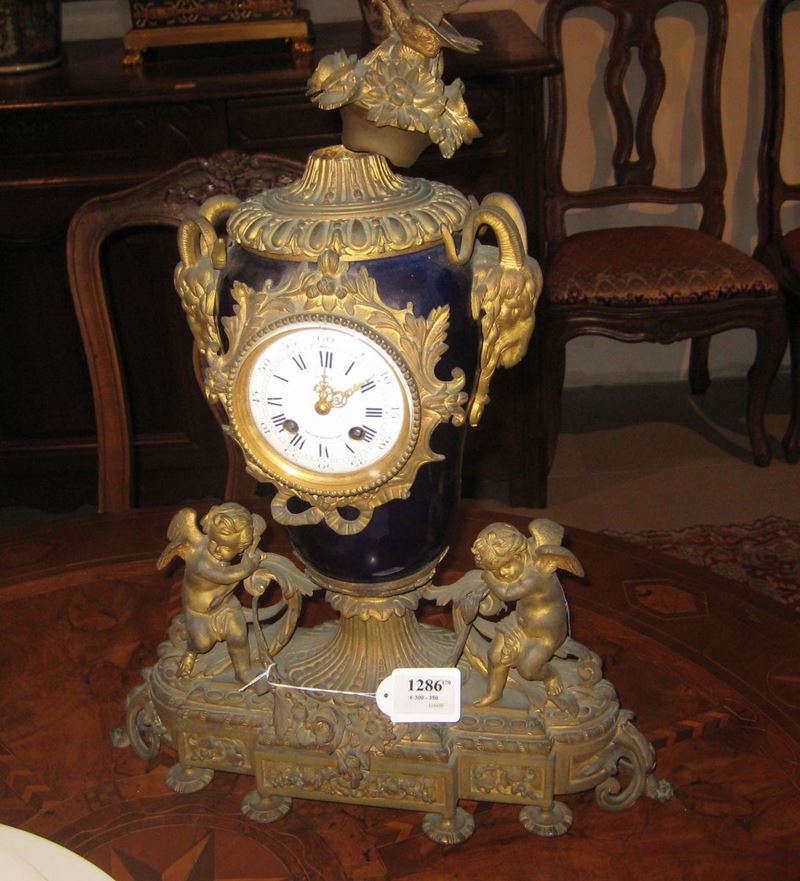 Pendola da tavolo in metallo dorato e porcellana, Francia XIX Secolo  - Asta Arredi e Oggetti d'Arte da Importanti Collezioni Private - Cambi Casa d'Aste