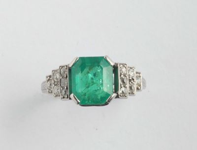 Anello con Smeraldo e Diamanti a Contorno