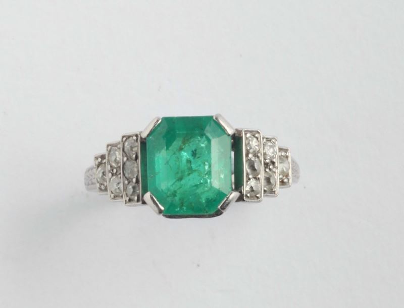 Anello con smeraldo e diamanti a contorno  - Asta Argenti, Orologi e Gioielli Antichi e Contemporanei - Cambi Casa d'Aste