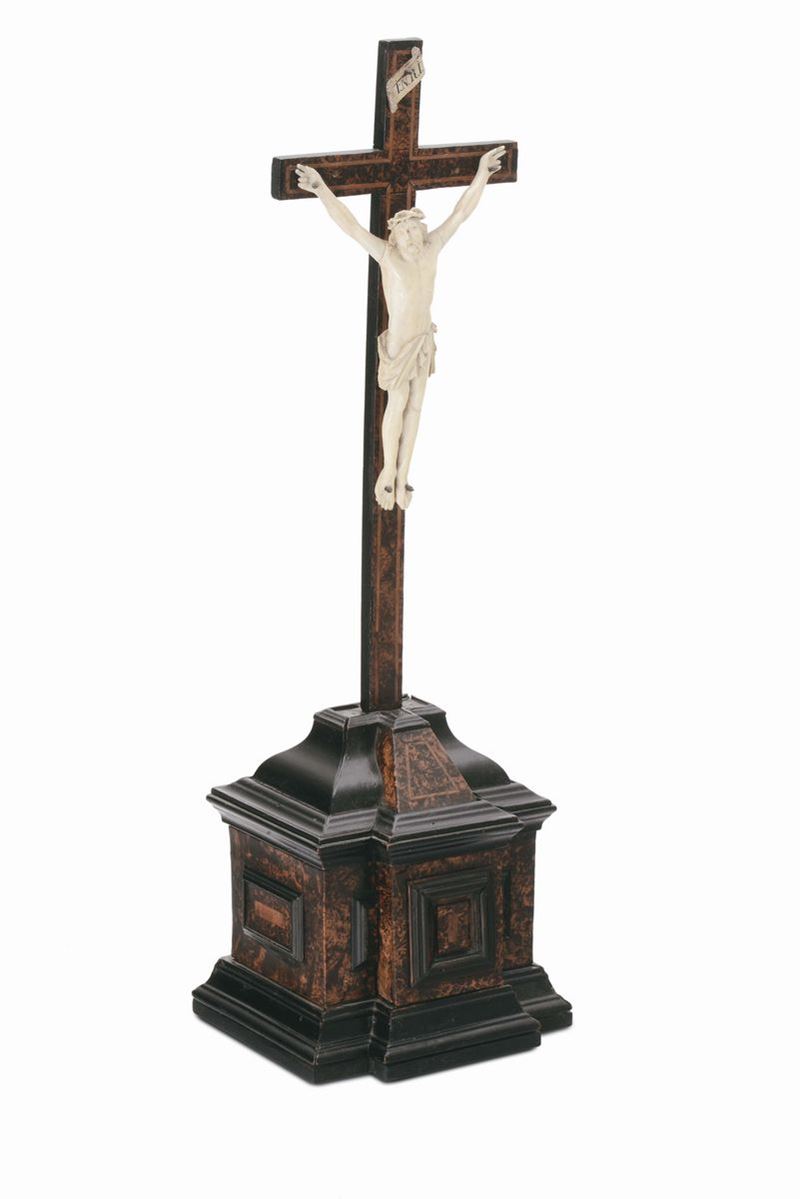 Crocefisso in avorio su base in legno e radica, XVIII secolo  - Auction Antique and Old Masters - Cambi Casa d'Aste