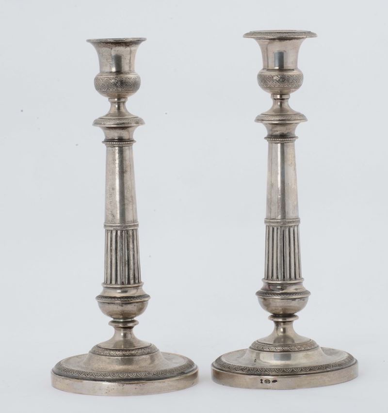 Coppia di candelieri in argento di mosello neoclassico, Italia inizio XX secolo  - Asta Argenti e Gioielli - Cambi Casa d'Aste