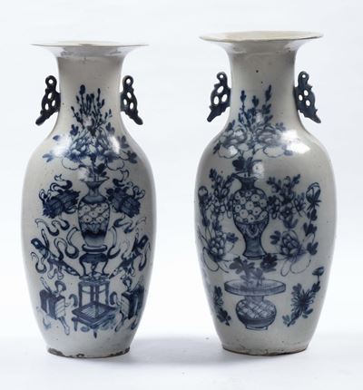 Coppia di Vasi in Porcellana a Decoro Blu su Fondo Chiaro, Cina XX Secolo