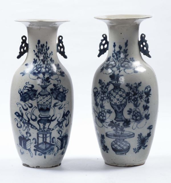 Coppia di vasi in porcellana a decoro blu su fondo chiaro, Cina XX secolo