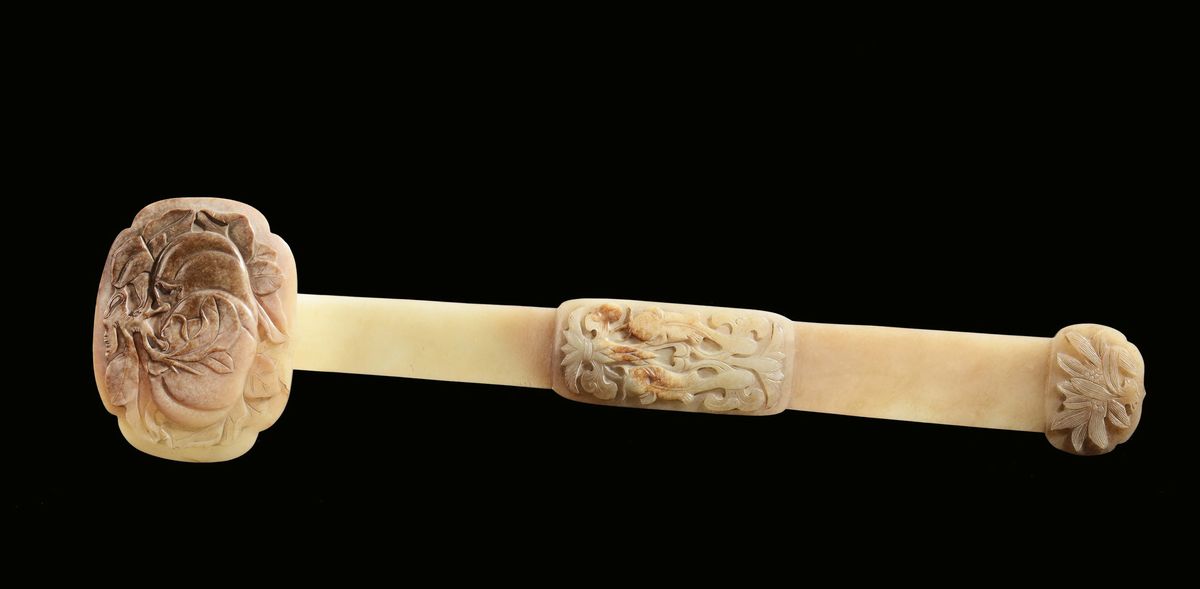 Coppia di Rarissimi e Grandi Ruyi in Giada Gialla con Motivo di Frutti di Pesca, Pesci e Spighe d...
