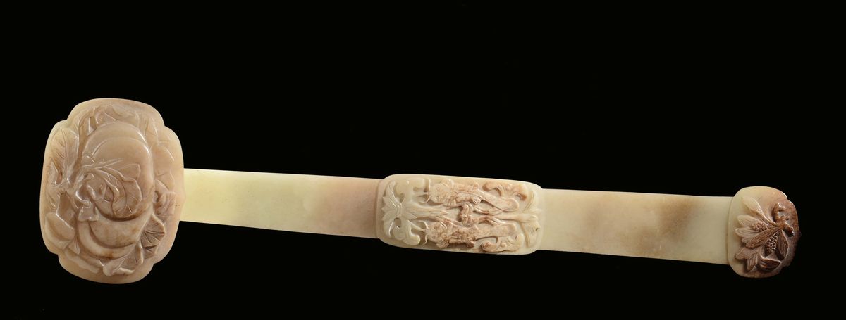Coppia di Rarissimi e Grandi Ruyi in Giada Gialla con Motivo di Frutti di Pesca, Pesci e Spighe d...