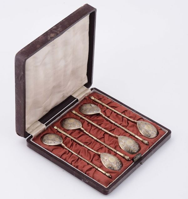 Servito composto da sei cucchiaini in argento inciso e dorato, Russia XIX secolo
