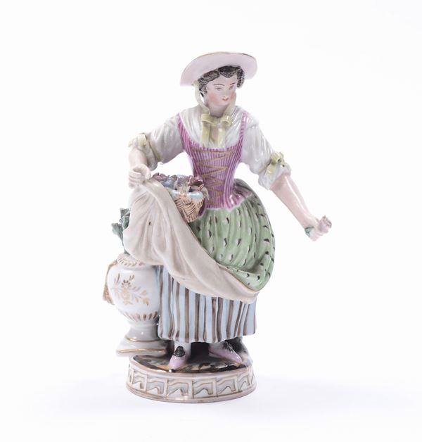 Figurina in porcellana policroma di giovinetta con cesta di fiori. Russia XIX secolo
