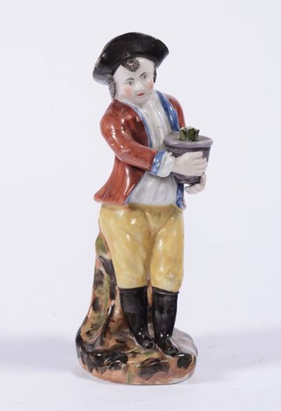 Figura in Porcellana Policroma di Giovane Giardiniere in Costume con Vaso, Russia XIX Secolo