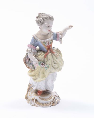Figura di Giovinetta in Costume e Cesta di Fiori Marcata in Blu, Russia XIX Secolo, Manifattura P...