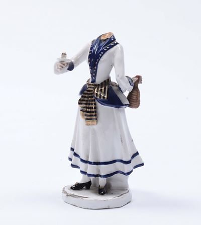 Figuretta Acefala in Porcellana Decorata Blu e Oro di Servitore con Vassoio. Manifattura Imperial...