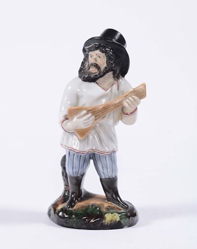 Figura in Porcellana di Contadino in Costume che Suona la Balalaika. Russia Metà XIX Secolo