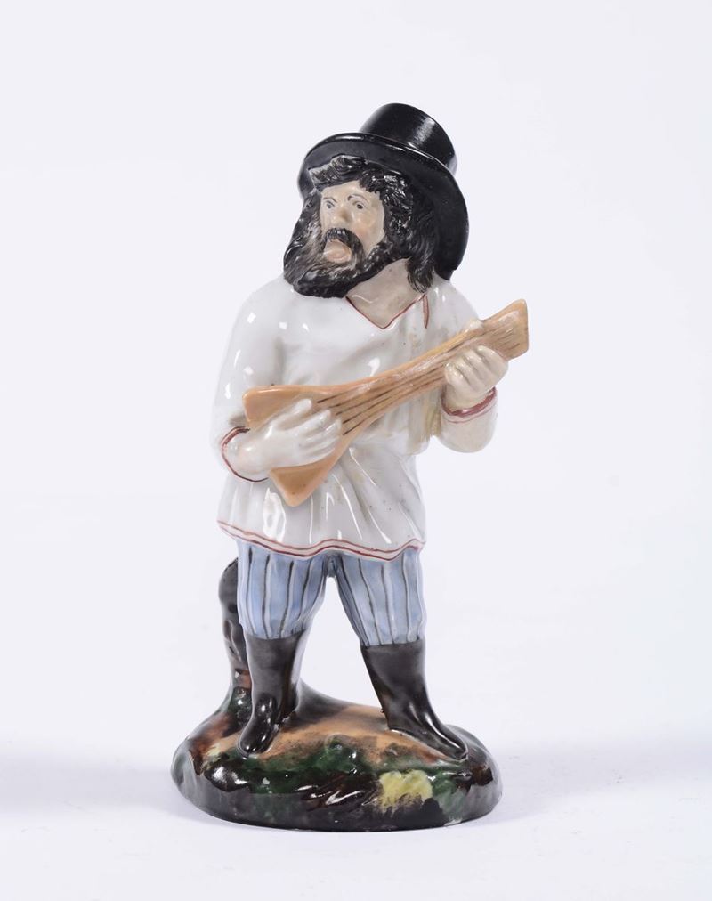 Figura in porcellana di contadino in costume che suona la balalaika. Russia metà XIX secolo  - Asta Antiquariato e Dipinti Antichi - Cambi Casa d'Aste
