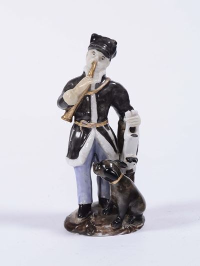 Figuretta in Porcellana Policroma Raffigurante Paggio di Caccia con Tromba e Cane, Russia 1840/50
