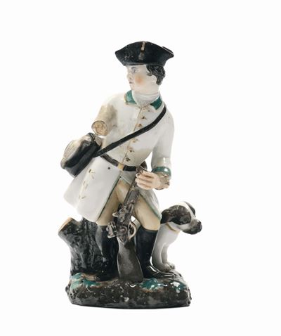 Figuretta in Porcellana Policroma Raffigurante Paggio Cacciatore con Fucile e Cane. Russia XIX Se...