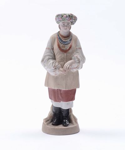 Figura in Biscuit Raffigurante Giovane Contadina in Costume, Russia XIX Secolo