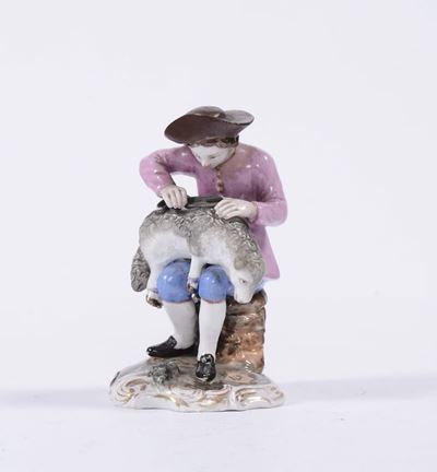 Figuretta in Porcellana Policroma di Giovane Intento alla Tosatura. Russia 1840/50 Circa, Manifat...