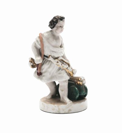 Figurina in Porcellana Policroma Raffigurante Giovanissimo Soldatino con Tromba, Spadino e Cannon...
