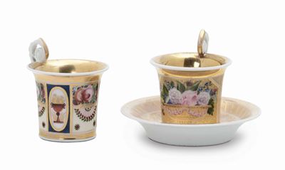 Due Tazze in Porcellana in Stile Empire con Decori Neoclassici, Russia 1830 Circa