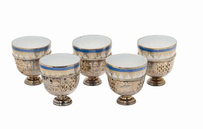 Cinque Coppette da Sakè in Porcellana Bianca con Bordure Blu e Oro, Russia, Manifattura Kuznezov,...