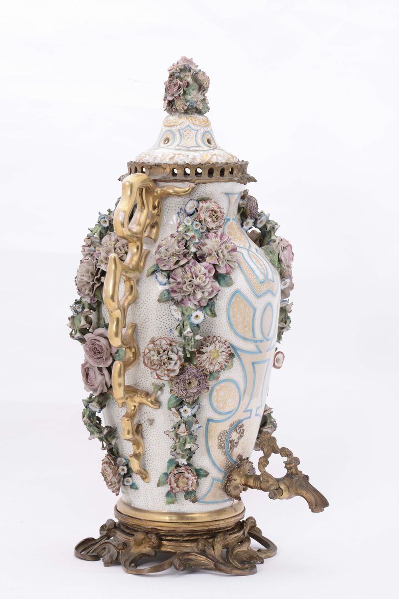 Grande Samovar in Porcellana Policroma Sormontato da Coperchio, Russia XIX Secolo