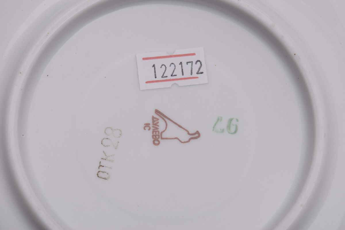 Servizio in Porcellana Composto da Teiera e Sei Grandi Tazze con Piattini. Russia XX Secolo
