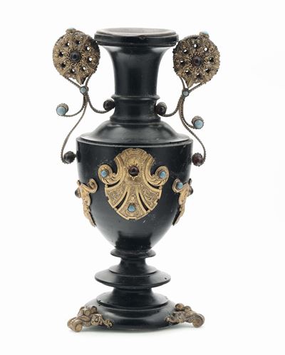 Vaso Decorativo di Gusto Russo Neomedievale Eseguito in Legno Tornito e Ebanizzato, Russia XIX Se...