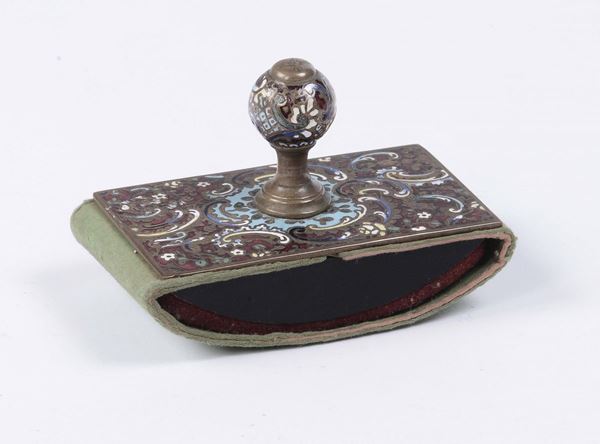 Tampone da scrittoio in bronzo decorato con smalti cloisonnè, Russia XIX secolo