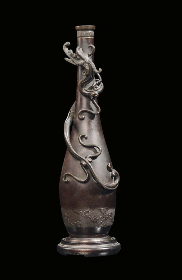 Vaso in bronzo con drago in rilievo, Cina