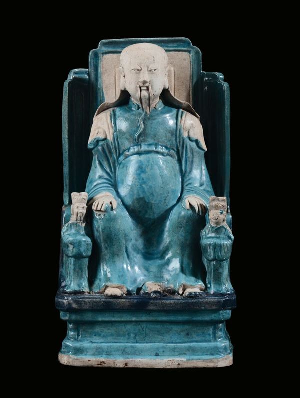 Dignitario seduto in porcellana a smalti blu e turchese, Cina, Dinastia Qing, Periodo Kangxi (1662-1722)