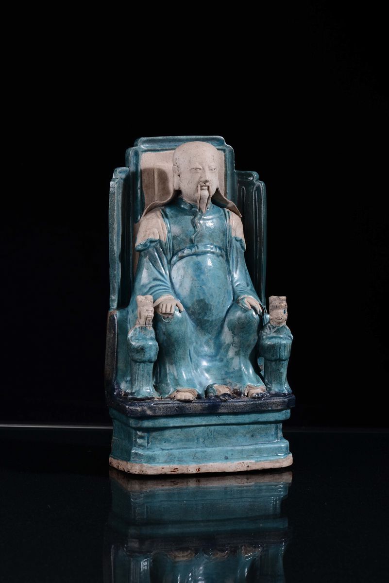 Dignitario Seduto in Porcellana a Smalti Blu e Turchese, Cina, Dinastia Qing, Periodo Kangxi (166...