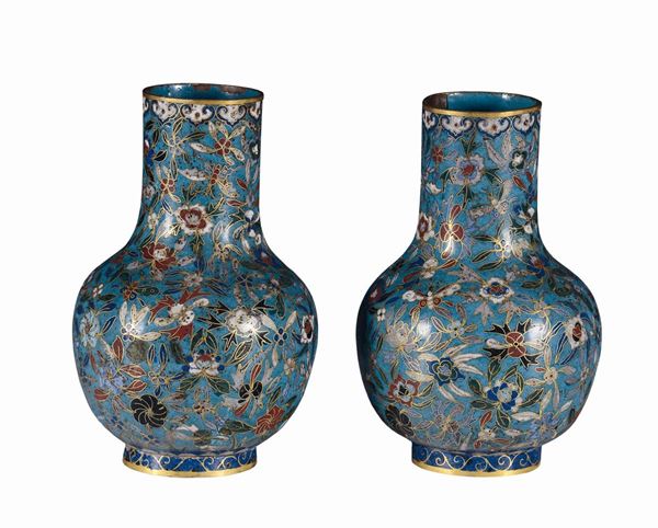 Coppia di vasi a balaustro decorati con smalti cloisonnè, Cina, Quianlong/Jiaquing, fine XVIII secolo inizi XIX secolo