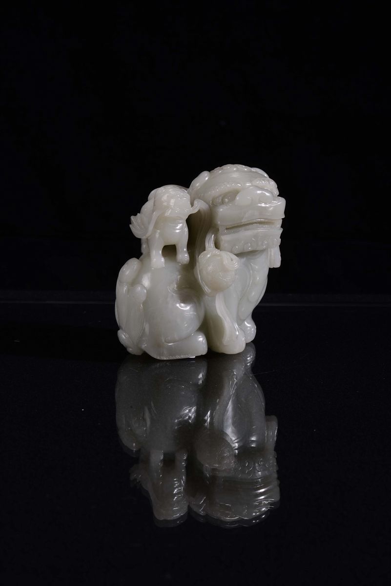 Scultura in Giada Celadon Raffigurante Cane di Pho, Cina, Dinastia Qing, XVIII Secolo